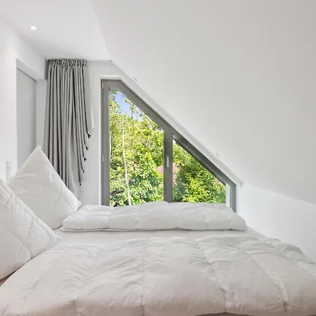 4 Bedroom Stunning In Tossens Apartman